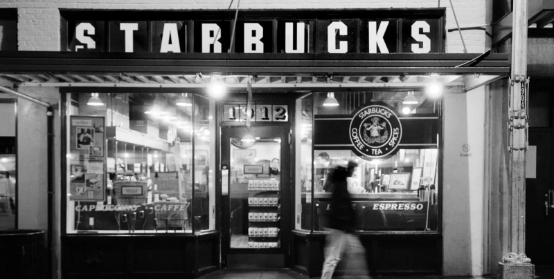 От маленького магазина до 40 тысяч кофеен — история Starbucks и знаменитого логотипа